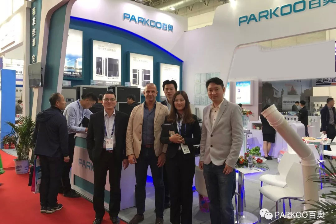 百奧展會(huì)現(xiàn)場(chǎng)與客戶的合影