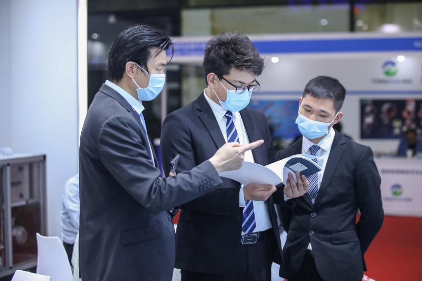 百奧工作人員與客戶交流除濕機